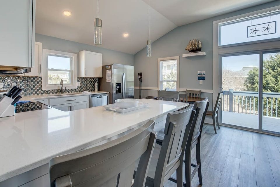 Top-Level Kitchen with Bar seats 4