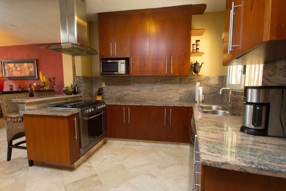 Fully equipped gourmet kitchen
