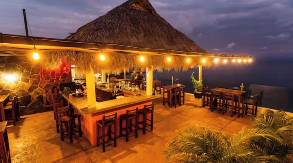 Rooftop bar/grill serves poolside drinks, lunch & dinner.