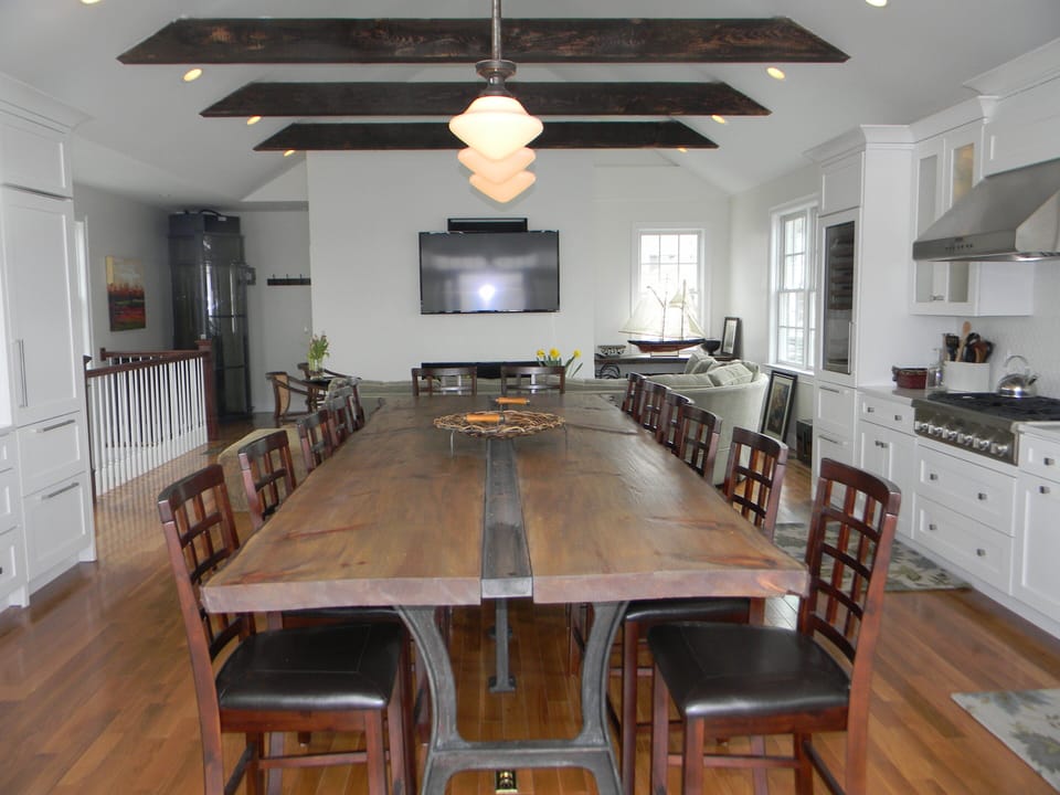 14 people table