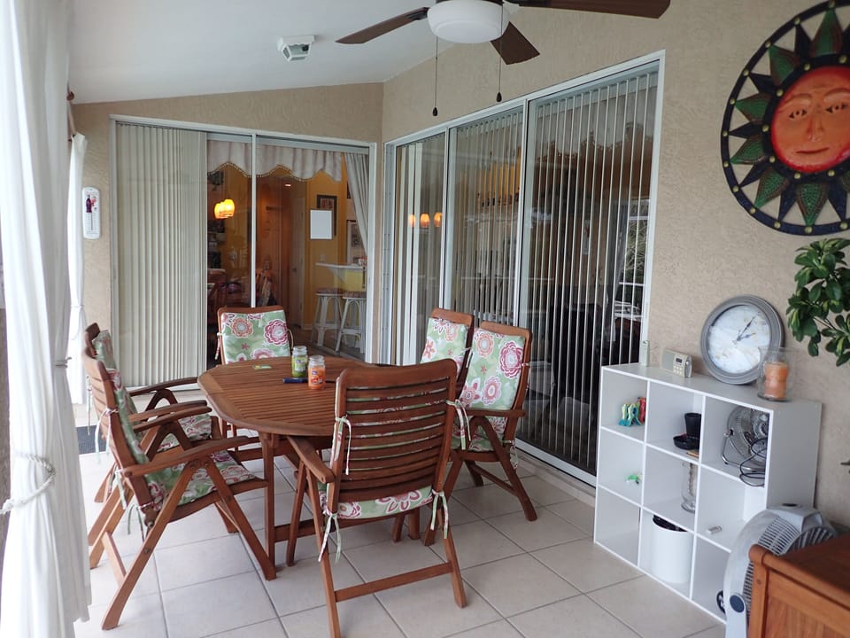 Lanai w Teakwood Table n Chairs