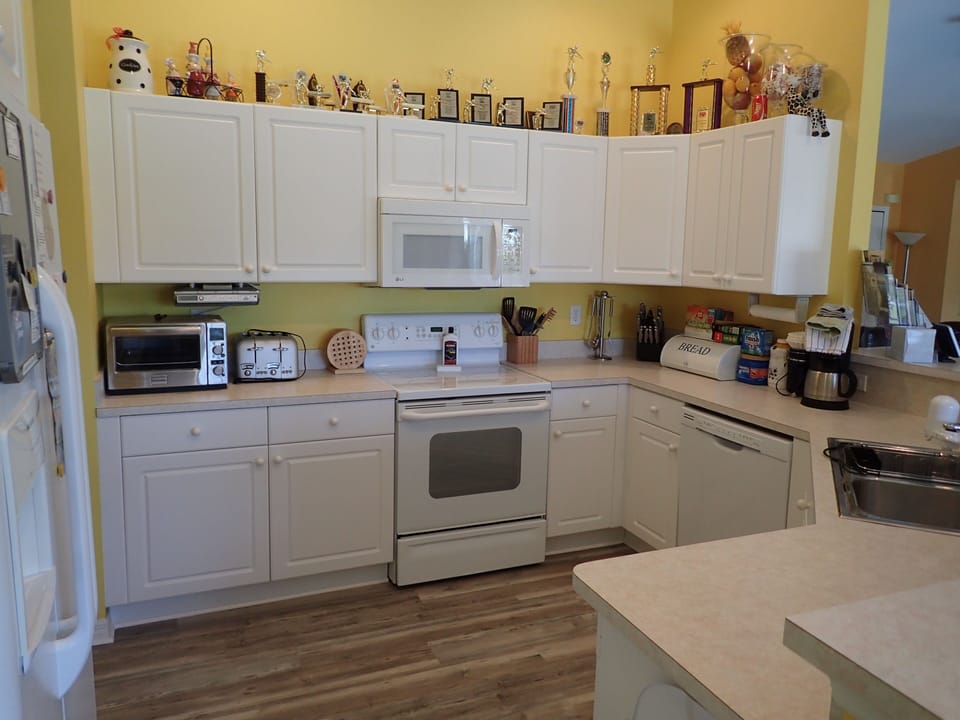 Kitchen w Full Set of Modern Appliances