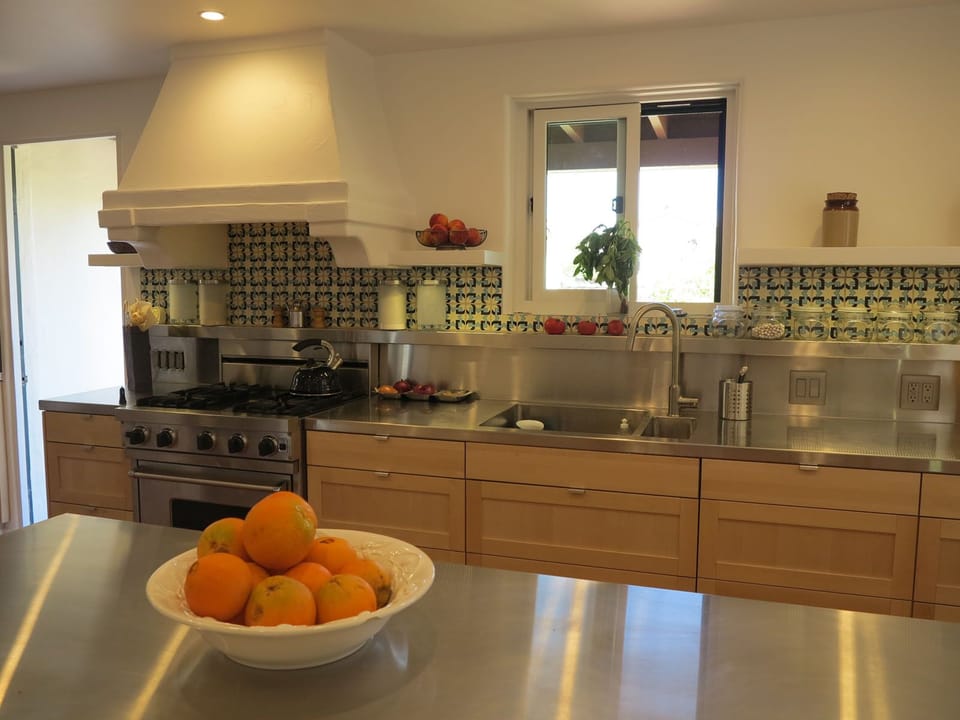 Through a butler’s pantry the completely new spacious kitchen with Viking range