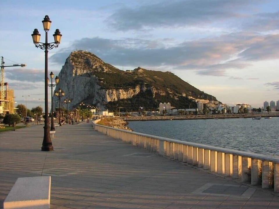 Gibraltar is located just 30 kilometers from el Oasis Costa del Sol.