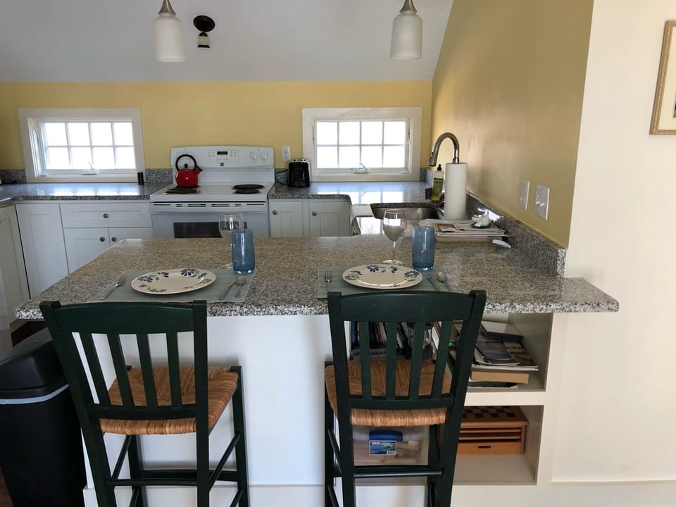 Countertop eating area
