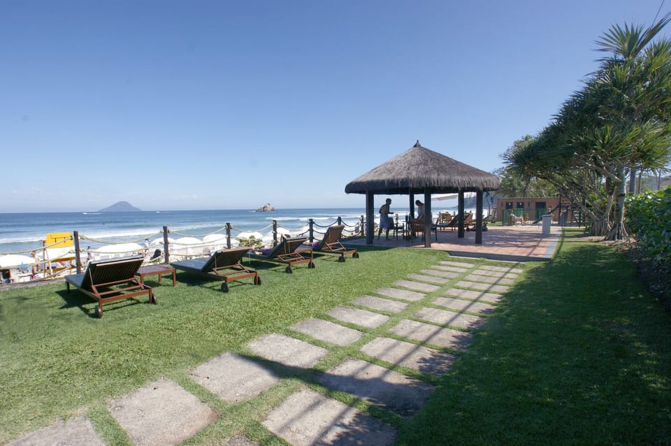 Deck "pé na areia", quiosque, espreguiçadeiras, ducha, banheiros e playground.
