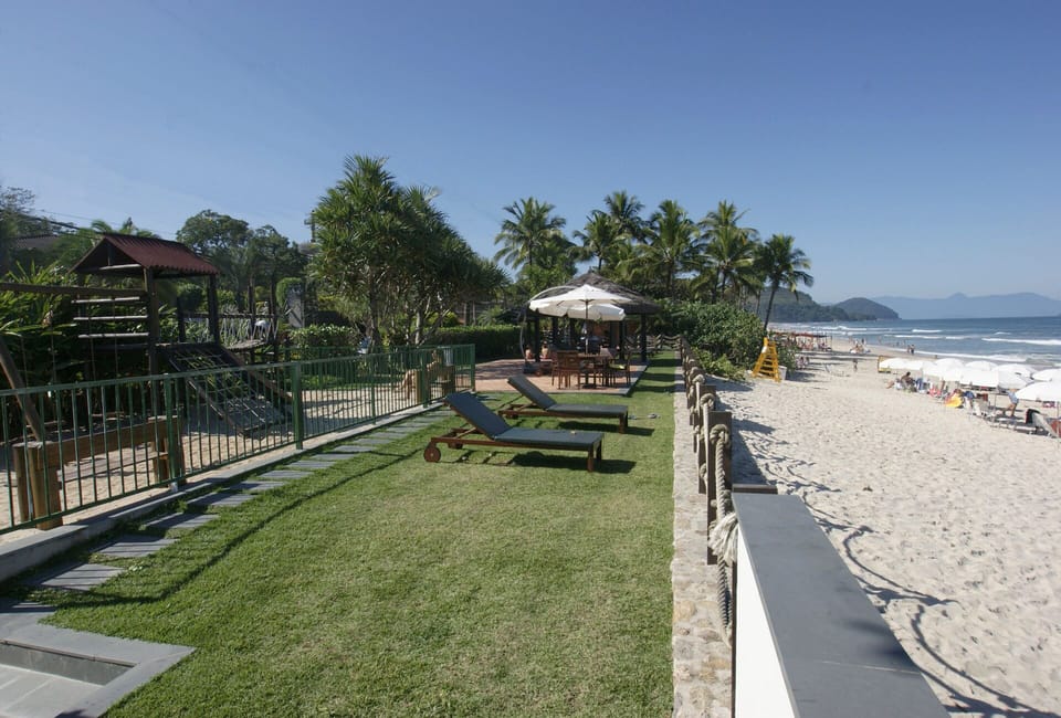 Deck "pé na areia", quiosque, espreguiçadeiras, ducha, banheiros e playground.