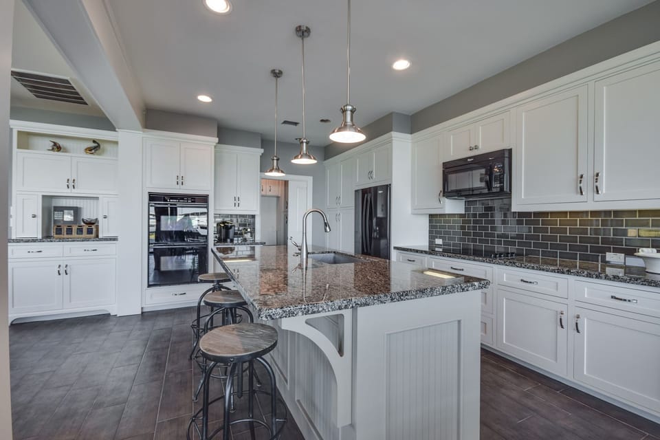 Great Kitchen with lots counter space.