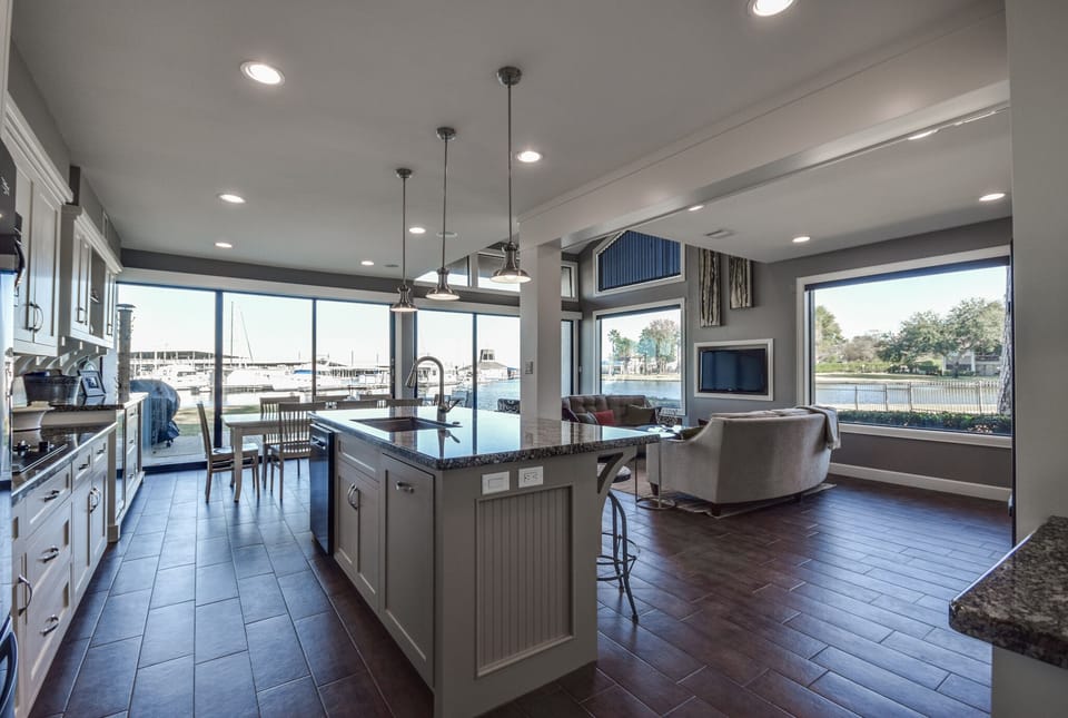 Panoramic views with motorized privacy screens 