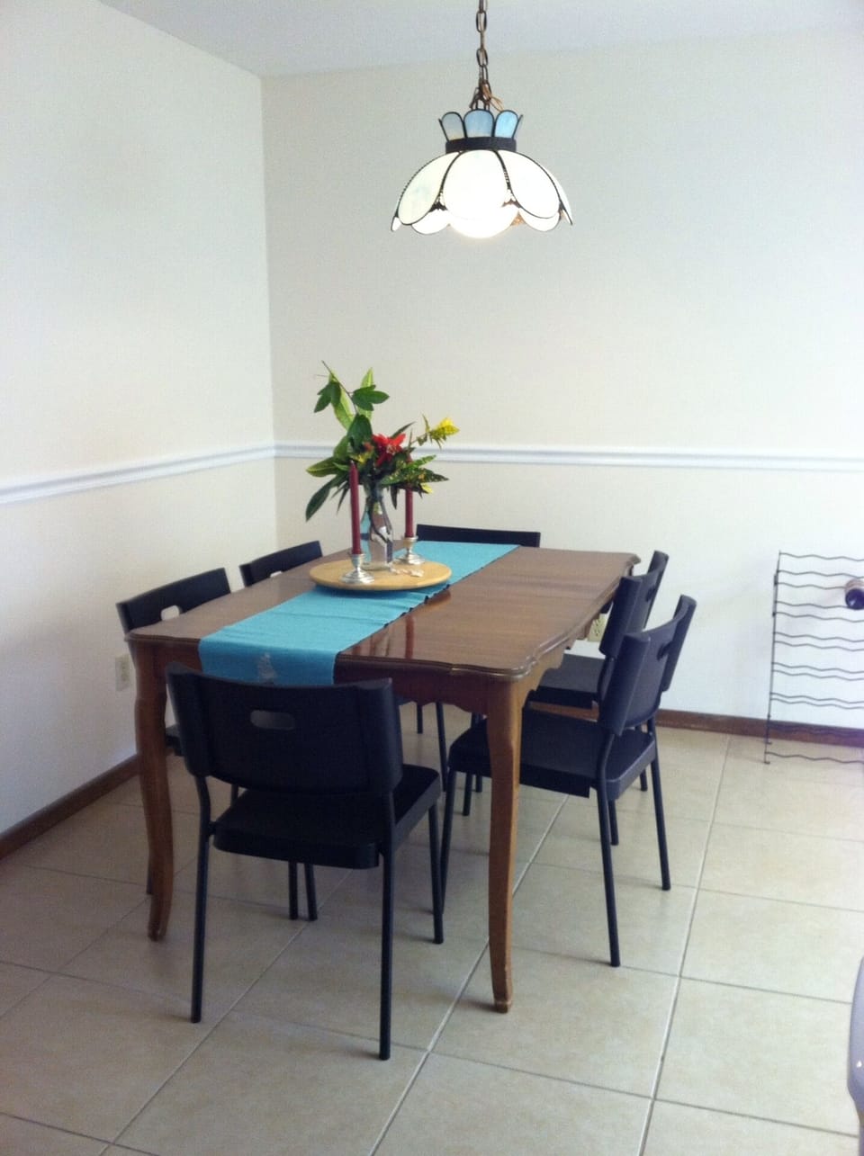 Dining table has 2 leafs for seating for 8