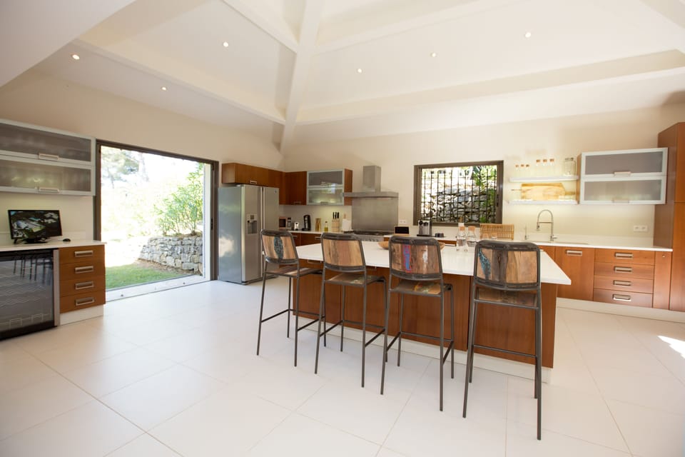 5 point gas hob, oven, American fridge/freezer, microwave and Bosch dishwasher.