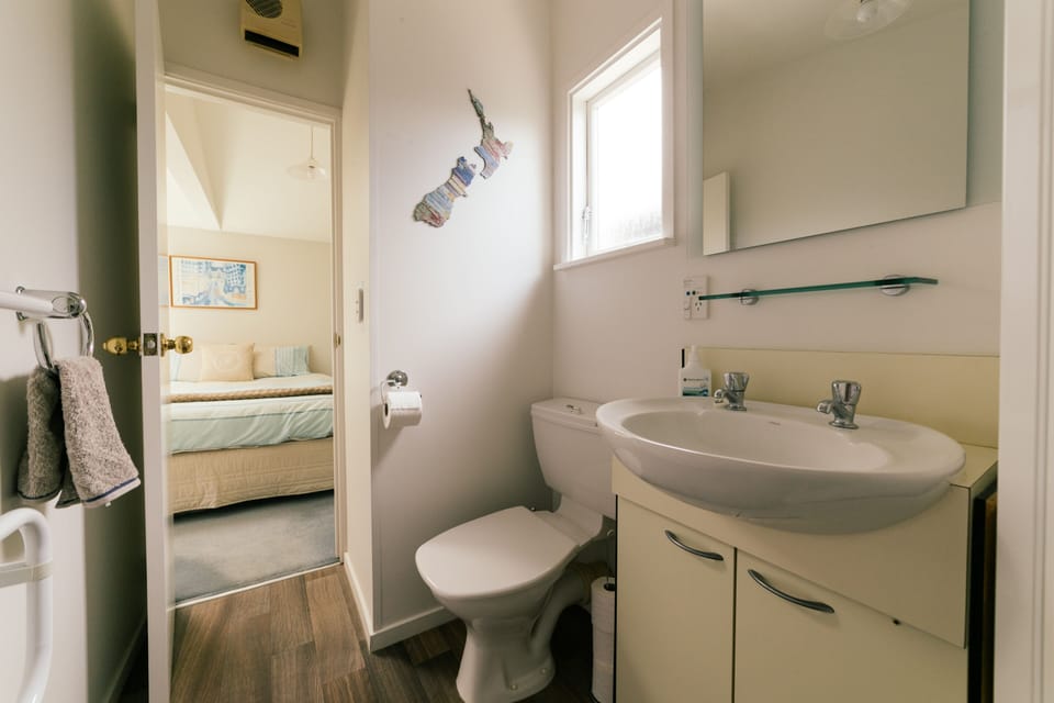 Manor Cottage bathroom