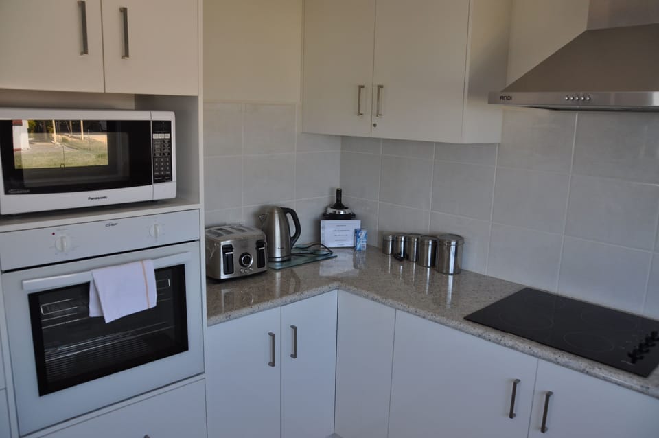 more of the kitchen
