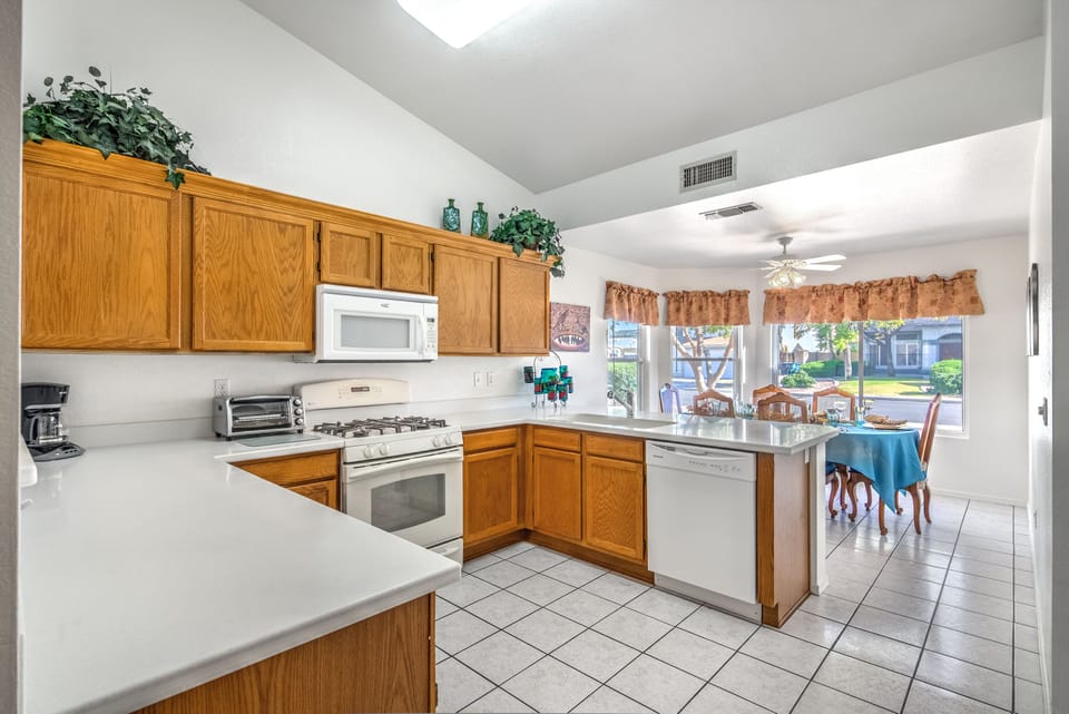 Kitchen & dining