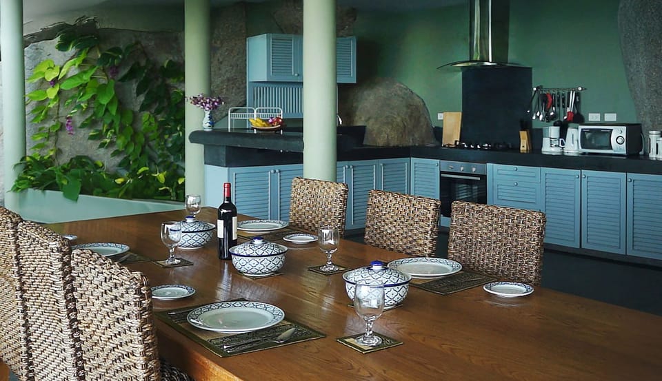 Spacious open-plan kitchen and dining area with a modern, fully equipped kitchen