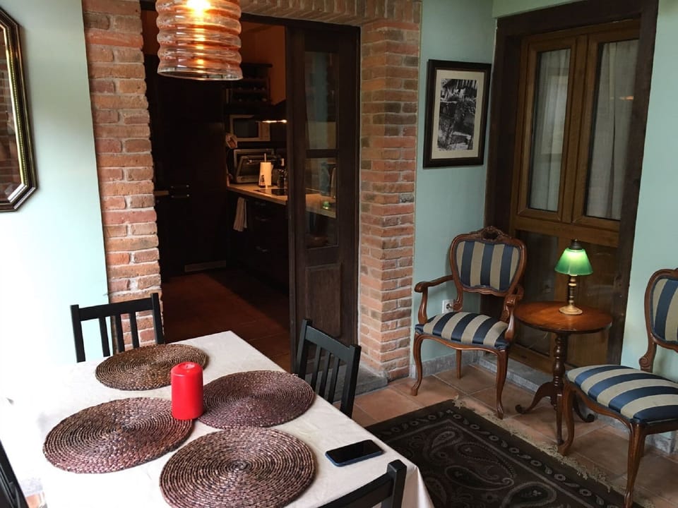 Mesa comedor y mesita con sillas para tomar el café con vistas a la montaña 