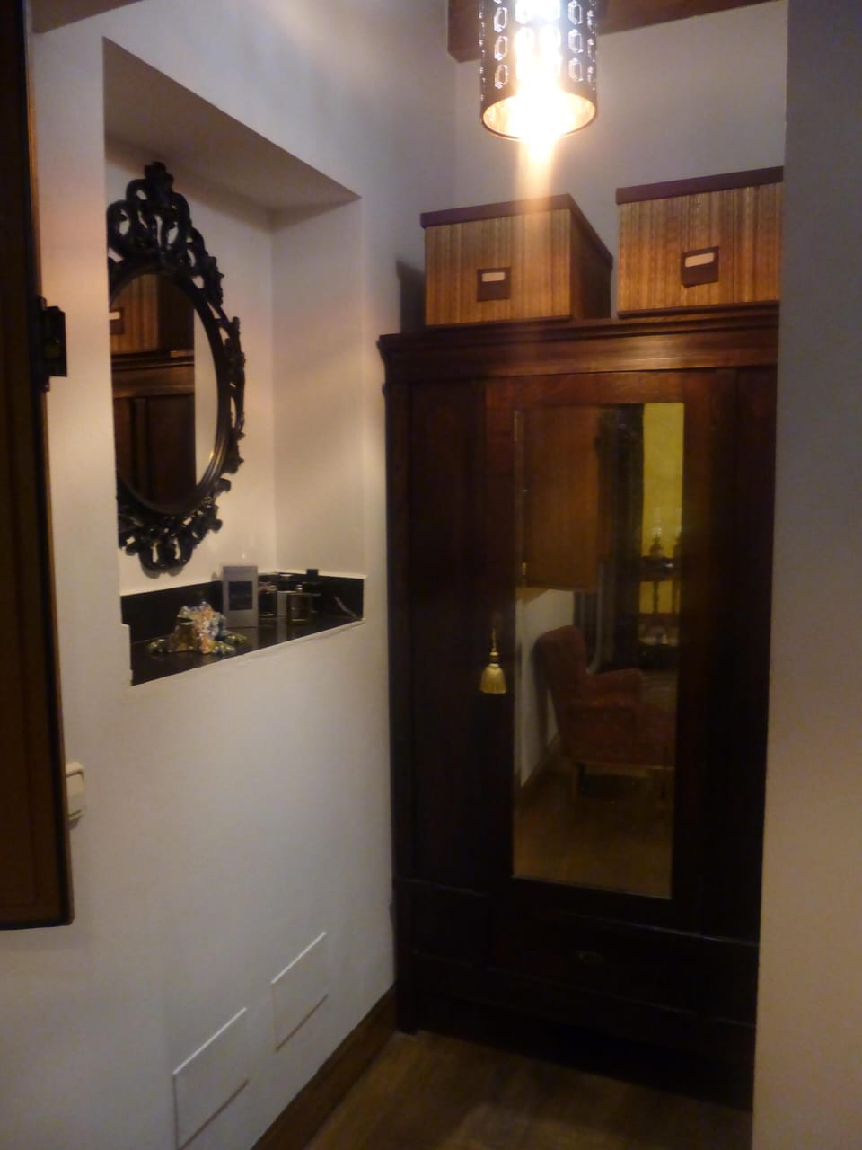 Zona de tocador y armario de ropa también bastante antiguo 