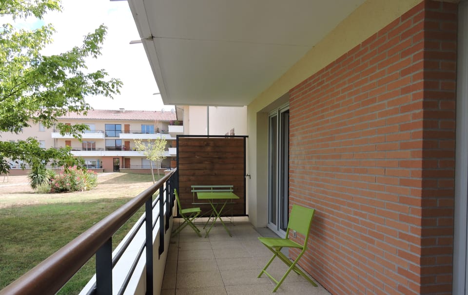 The terrace, possibility to eat four or enjoy the garden views.