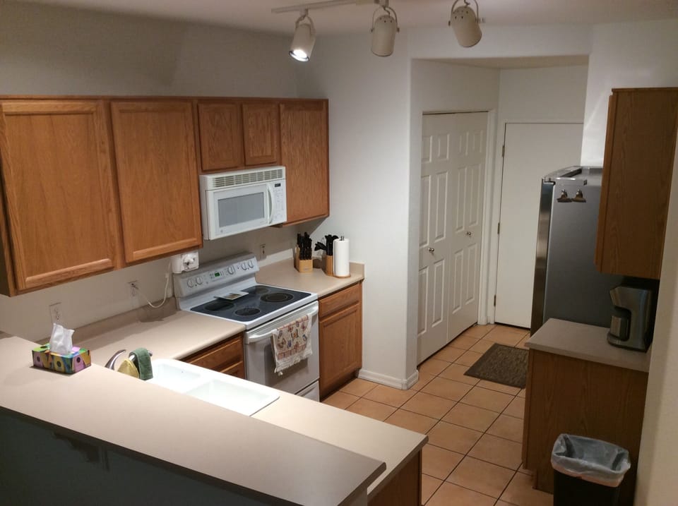 Fully equipped kitchen with dishwasher, fridge, stove/oven, microwave