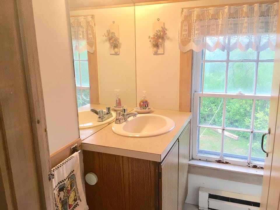 Upstairs Full Bathroom