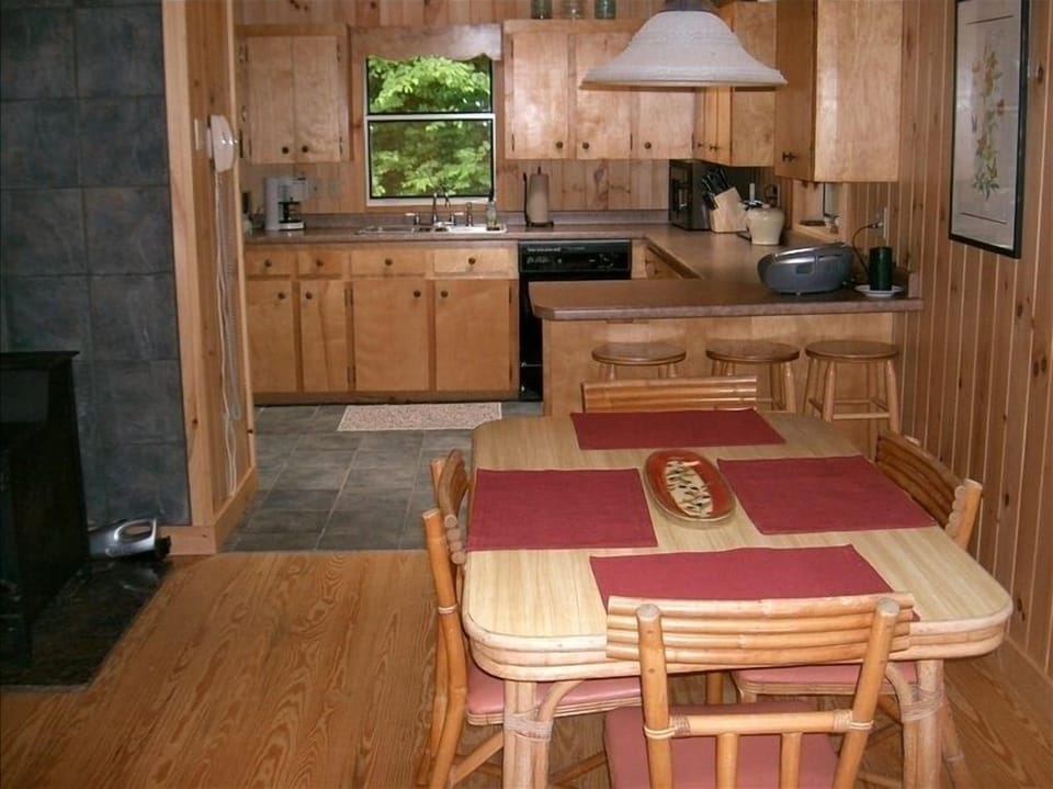 Fully equipped kitchen and dining area