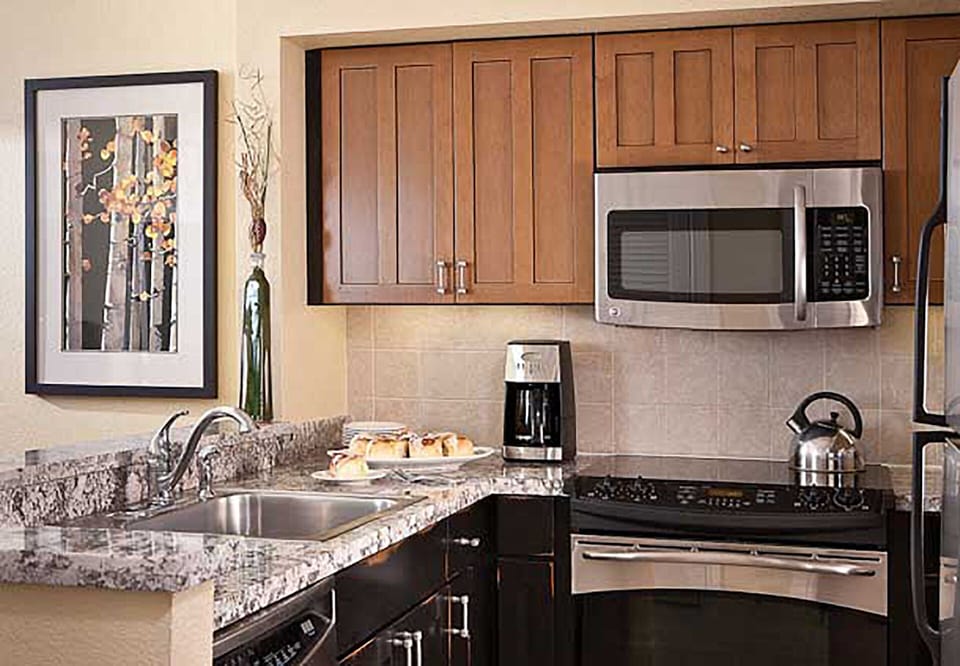 Full ktchen with full-size appliances