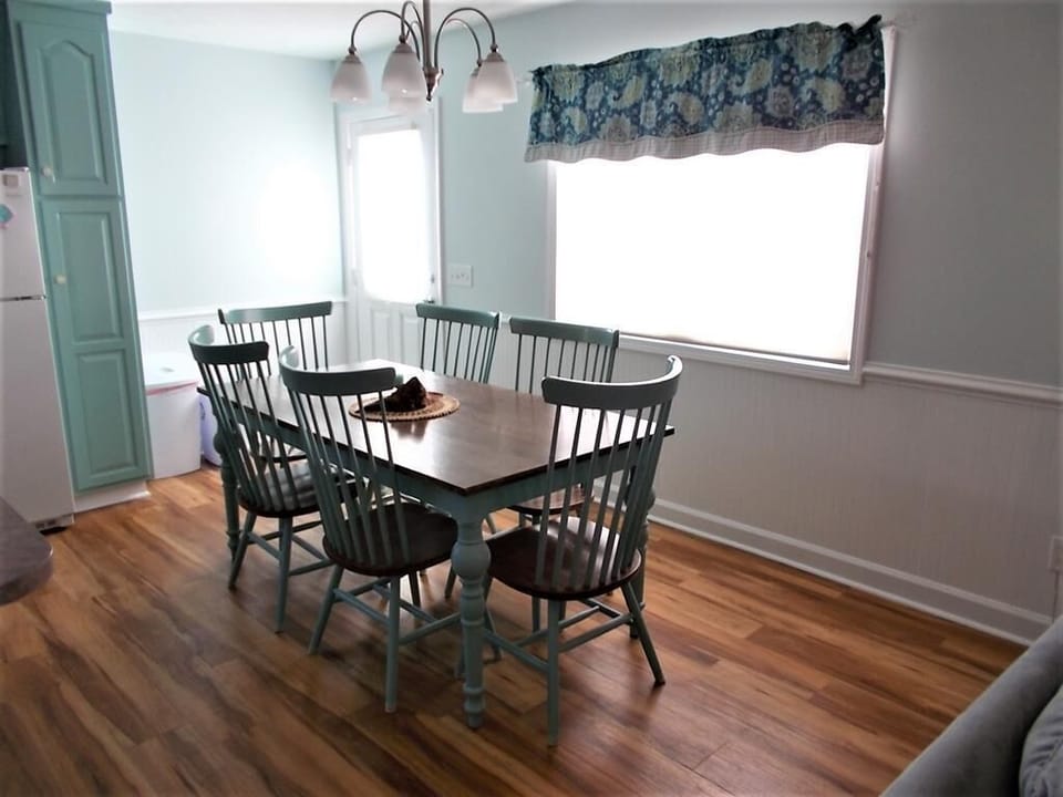 Dining Area (seats 6)