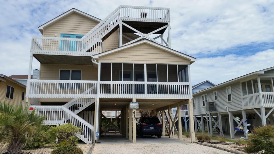 Exterior of The Breakaway 417 1st Street, SSB, NC!