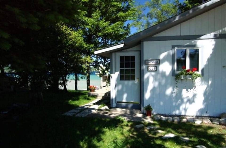 Entrance to Moonglade Cottage from the road