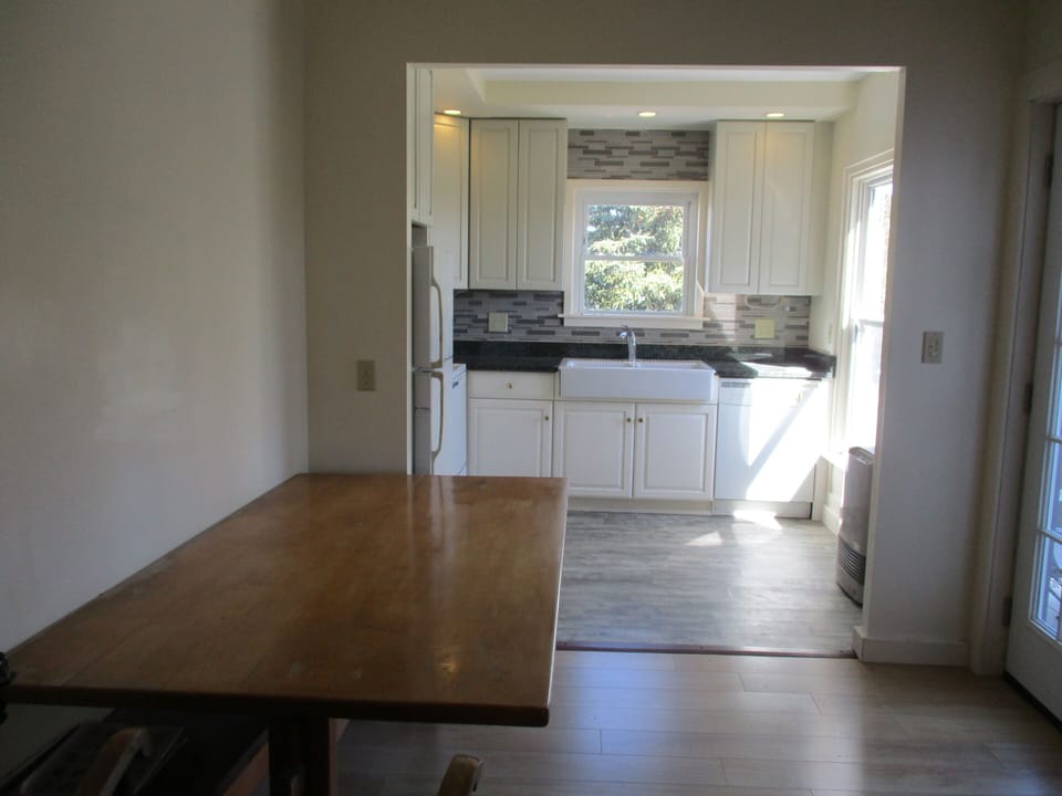 Fully equipped kitchen. Nice and bright.
