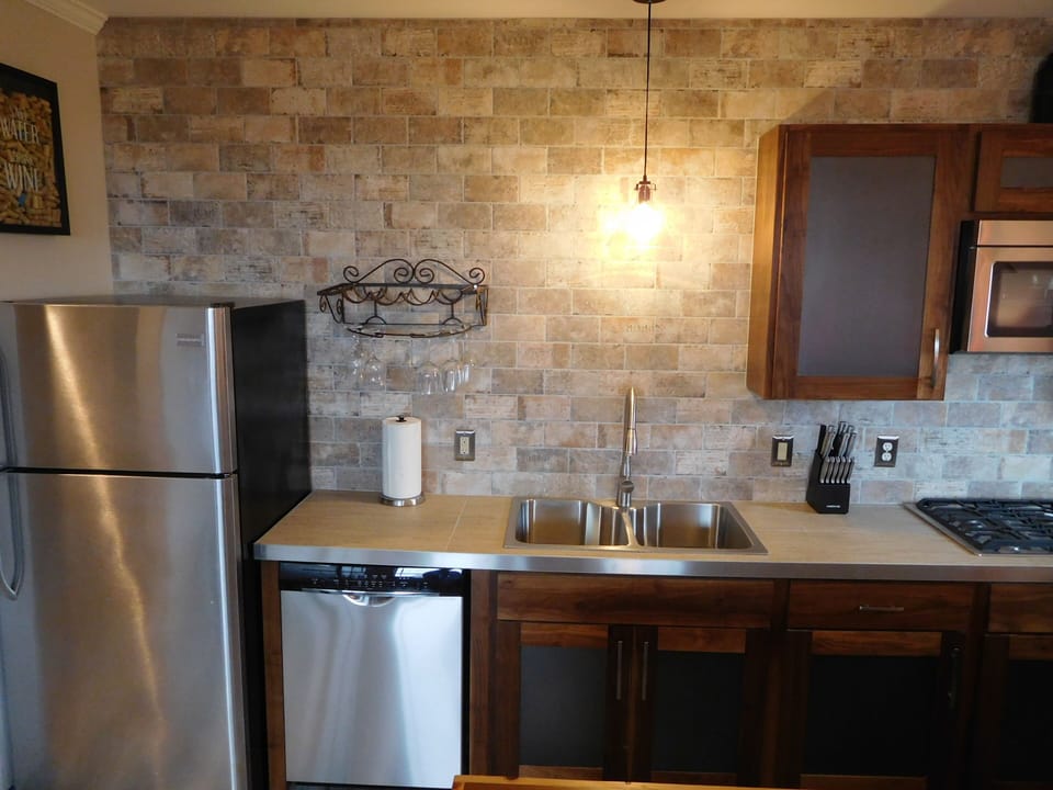 Another picture of the kitchen