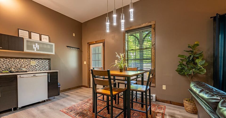 2-Bedroom apartment (D2), walk to Main Street (479)