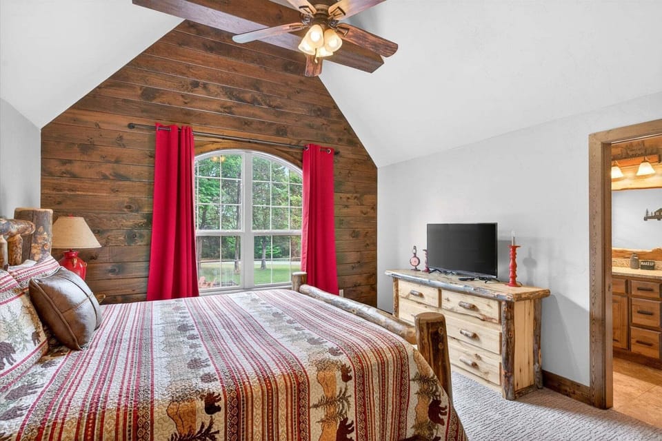 Second upper-level king suite