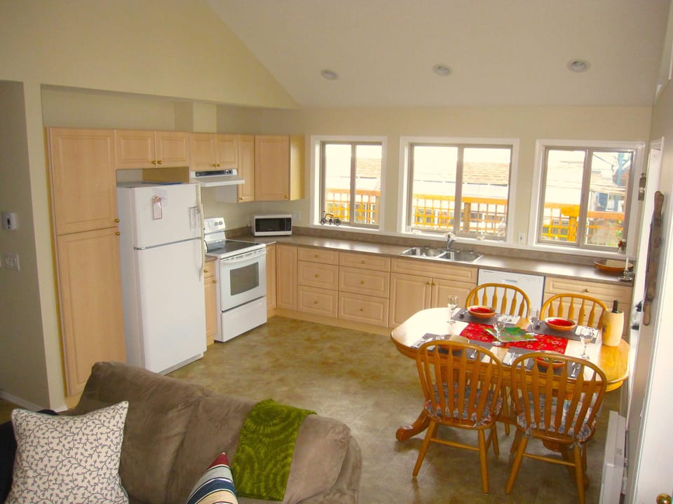 Equipped kitchen with lots of counter space