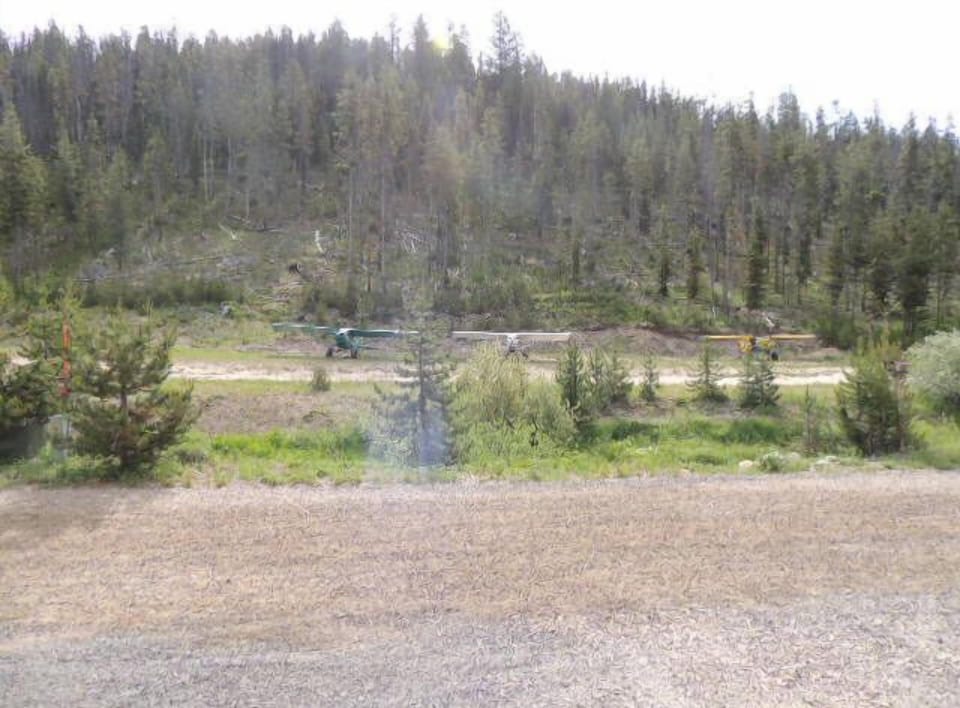 Cabin in easy walking distance from Dixie Town airstrip