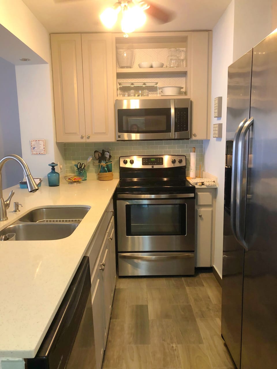 Fully equipped kitchen with stools for more sitting
