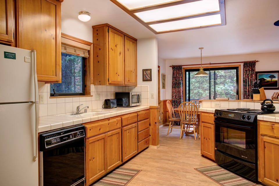 Kitchen, with microwave and dishwasher