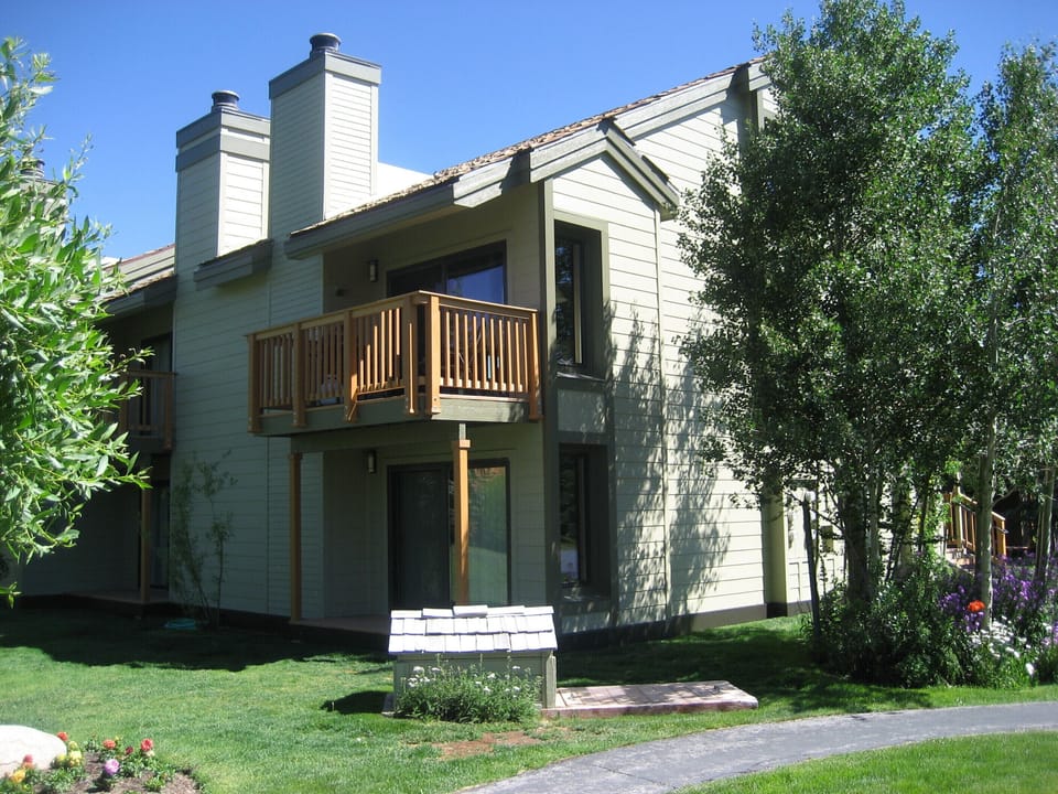 Back deck and balcony, grassy area to play on. 