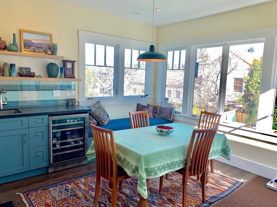 Breakfast/sun room opening off kitchen
