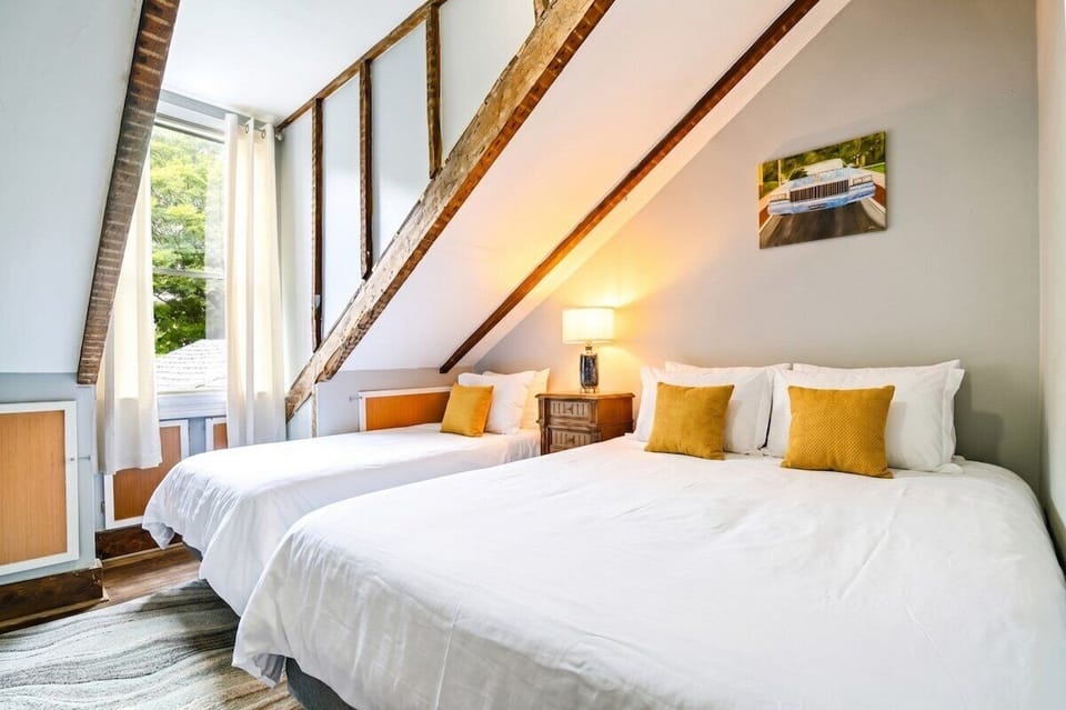 Bedroom 2 - Queen and Twin Bed