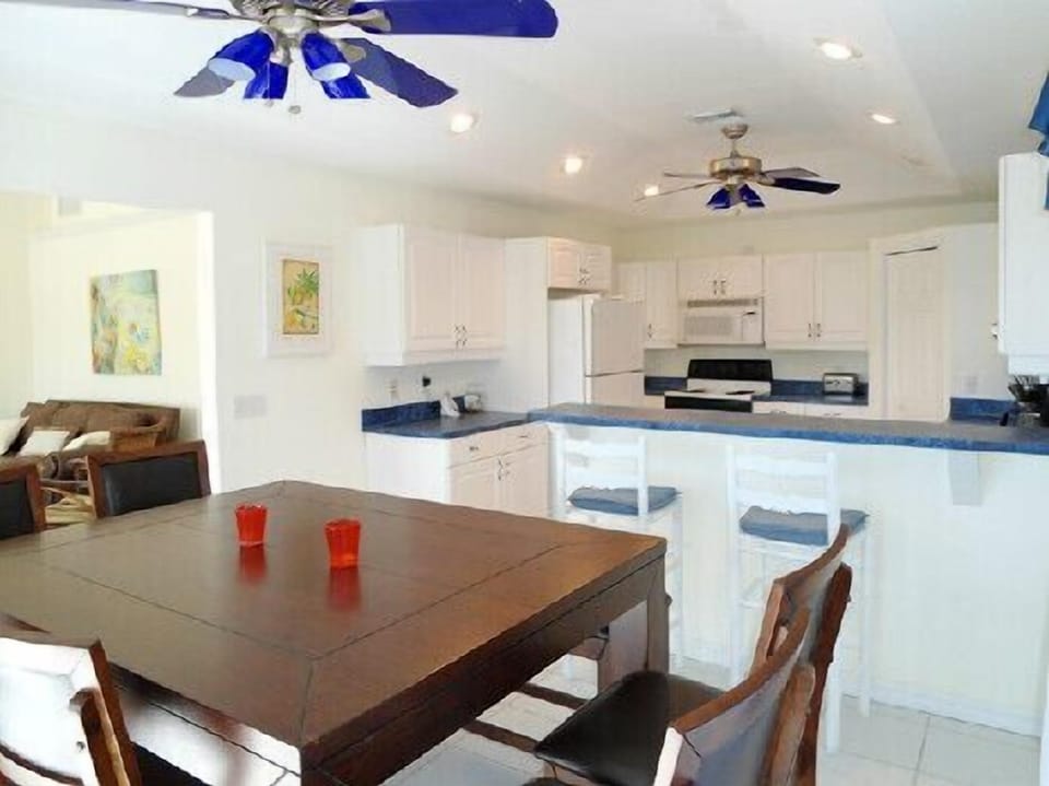 Open plan dining, breakfast bar and kitchen area.