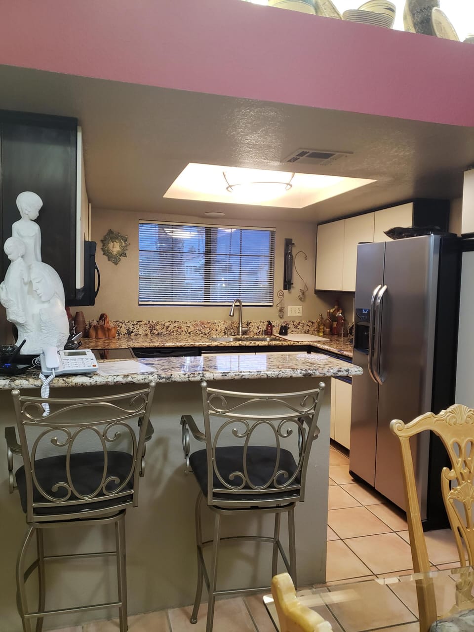 Kitchen and breakfast bar area