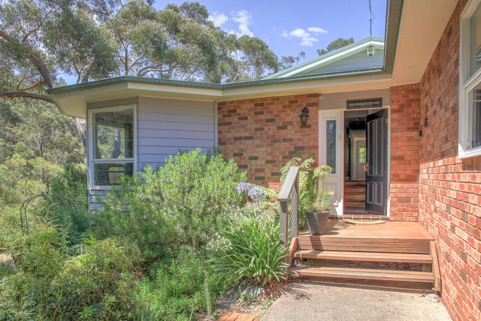 Set in native bushland Banksia Cottage is a classic mountain retreat.