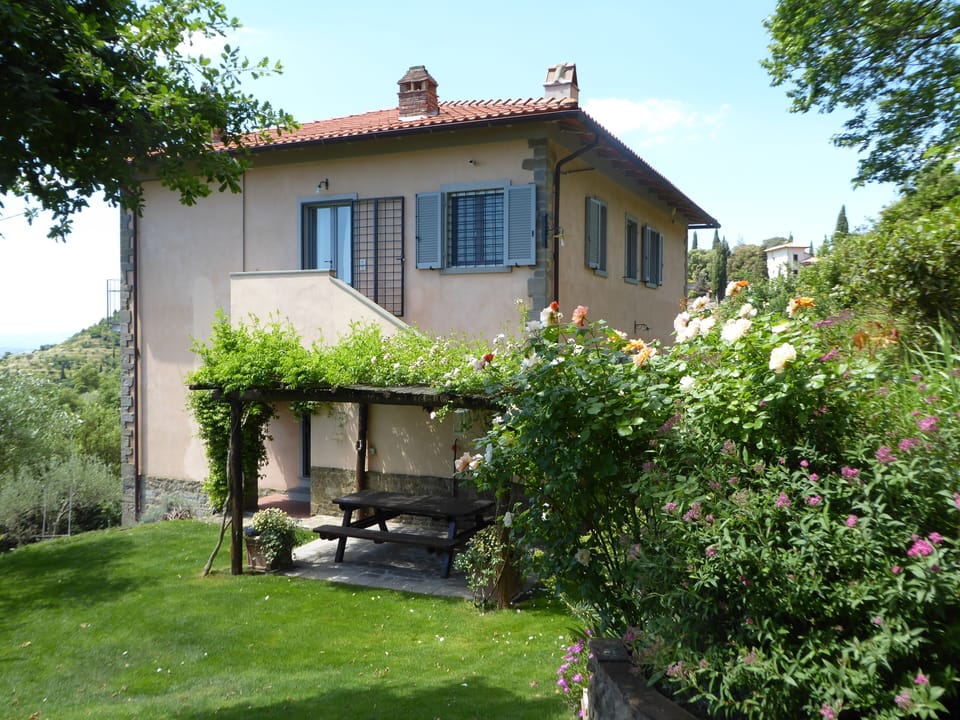 Guests stairs, garden and front door.