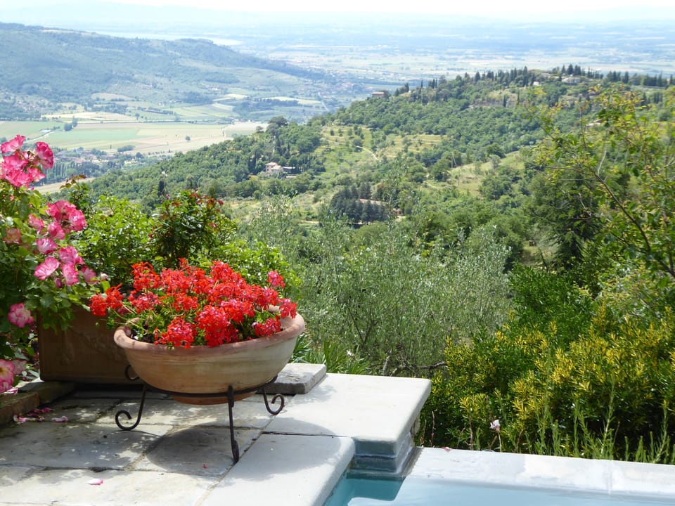 Uninterrupted views from the swimming pool with Lake Trasimeno in the distance.