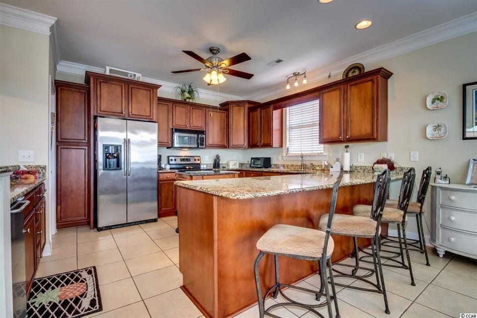 Gourmet Kitchen - SS Appls, Granite Counters, 2 sinks, stocked for all cooking