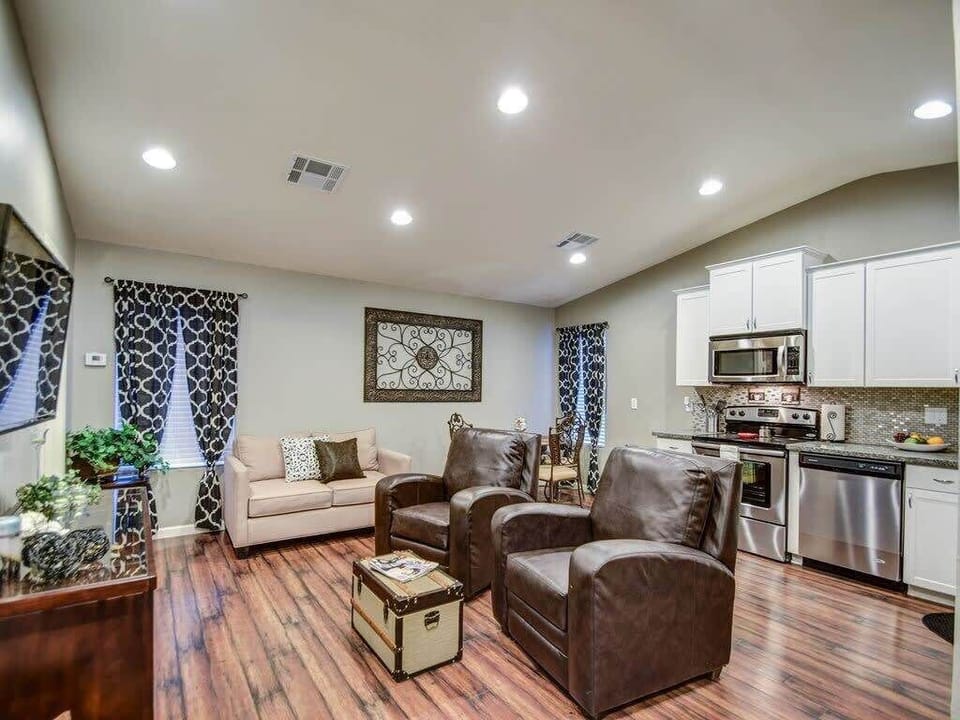 This Spacious Guesthouse has 2 bedrooms and 1 full bathroom & sleeps up to 4. 