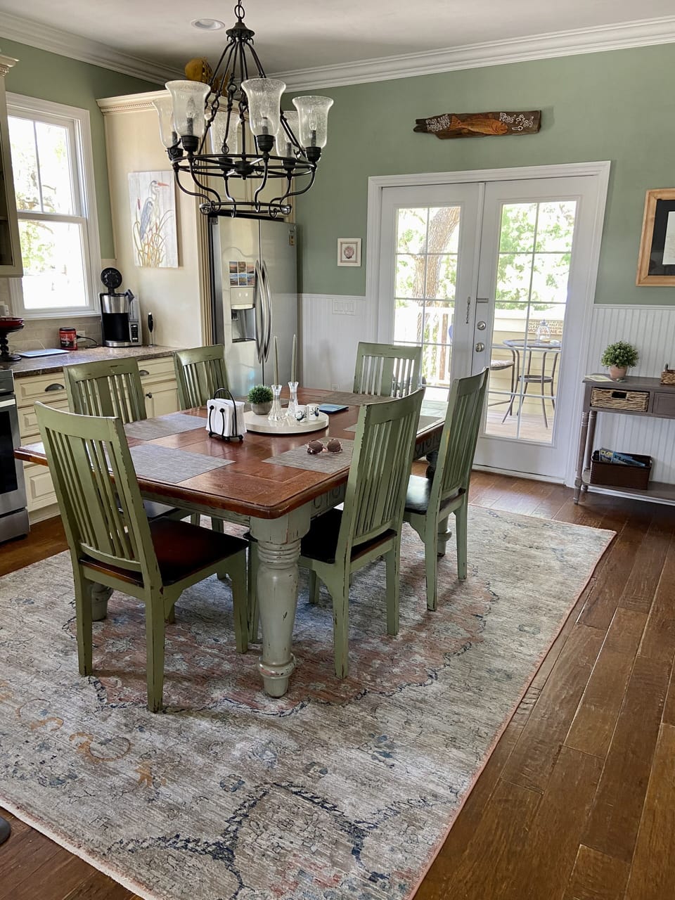Eat-in kitchen