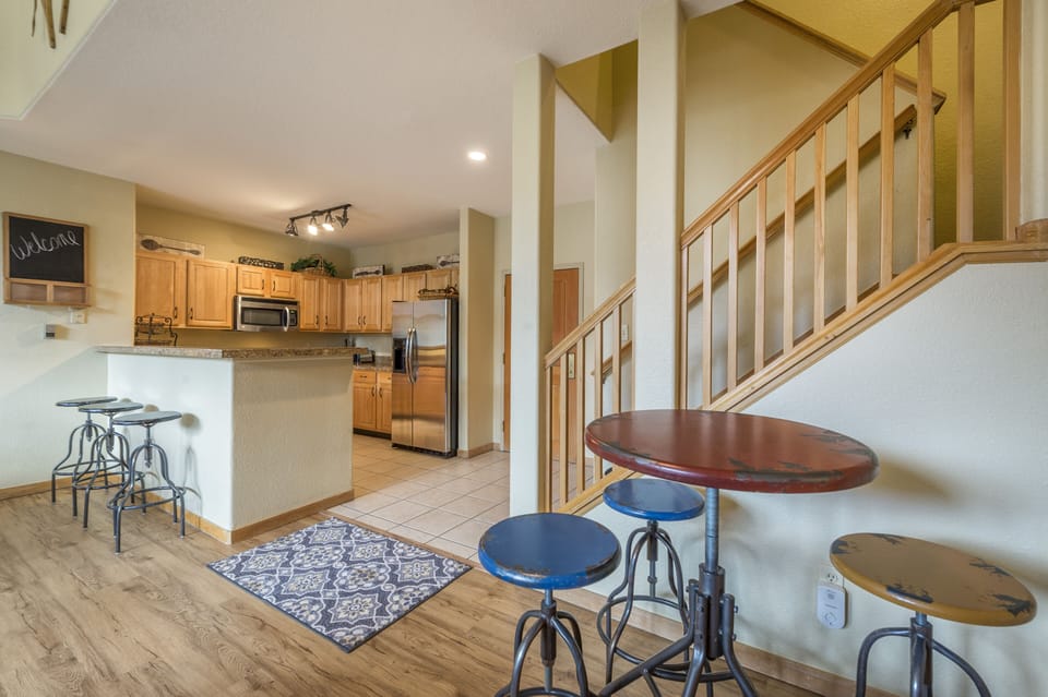 Top floor condo, mountain views, steps to village, free shuttle, 1 min to slopes Apartment in Keystone