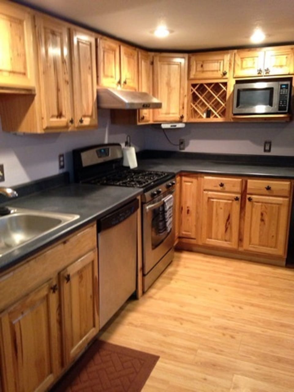 Kitchen w/ full appliances